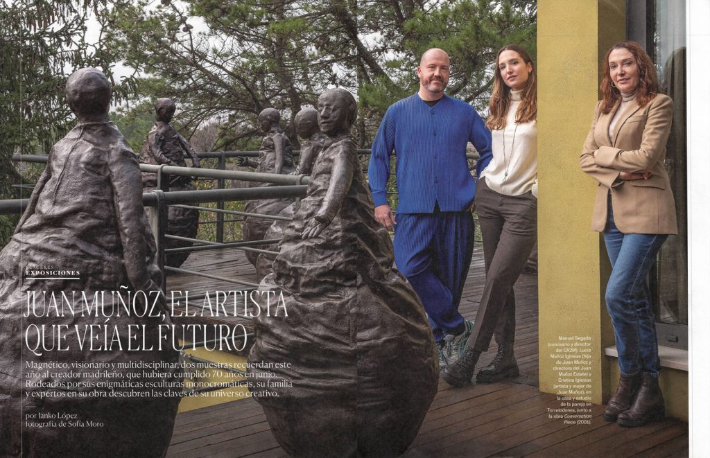 CRISTINA IGLESIAS, LUCÍA MUÑOZ Y EL COMISARIO DE LA EXPOSICIÓN RETROSPECTIVA DE JUAN MUÑOZ MANUEL SEGADE