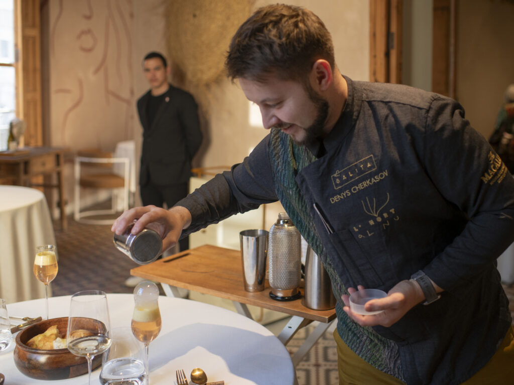La Reina: Suquet, la esencia, radiografía, gamberro.. servida con un coctel a medida del plato BARTENDER: Denis Cherkasov
