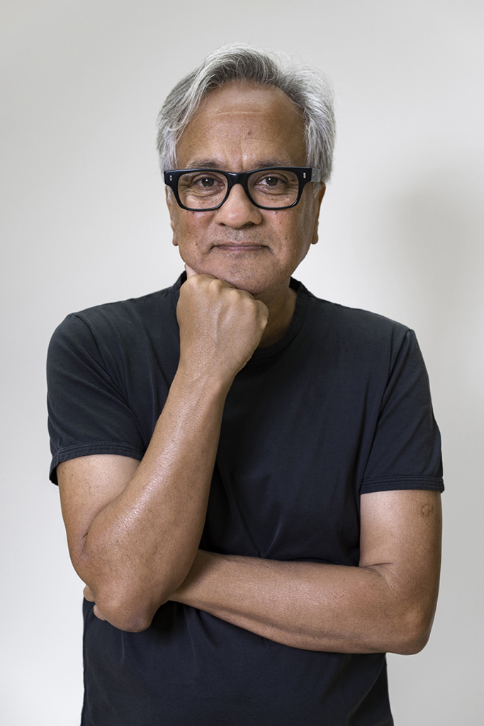 Anish Kapoor delante de su obra White Out, 2004.