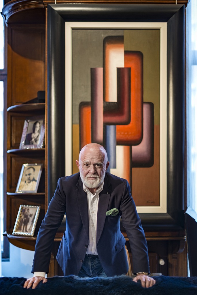 ROBERTO POLO. COLECCIONISTA DE ARTE PARA EL PAÍS SEMANAL BRUSELAS. 2018 Delante del cuadro "Construction nº 29" de Pierre-Louis Flouquet