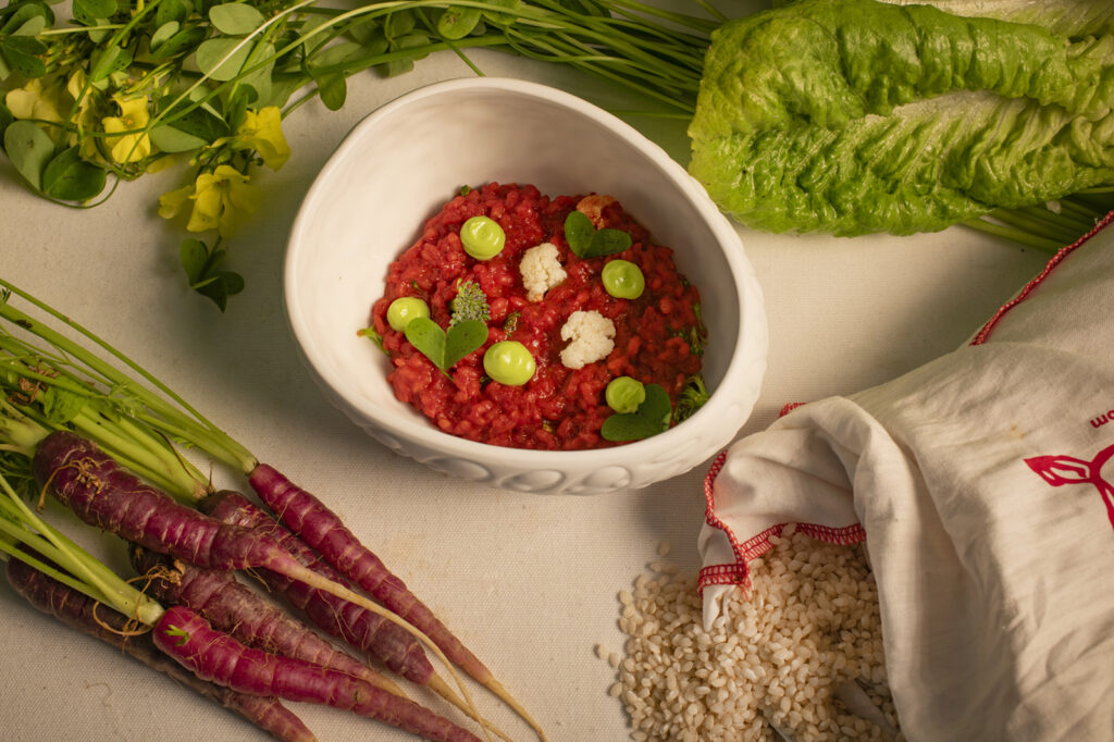 Arroz de Calasparra meloso con caldo de raíces ahumadas, crucíferas y alioli de vinagrillos