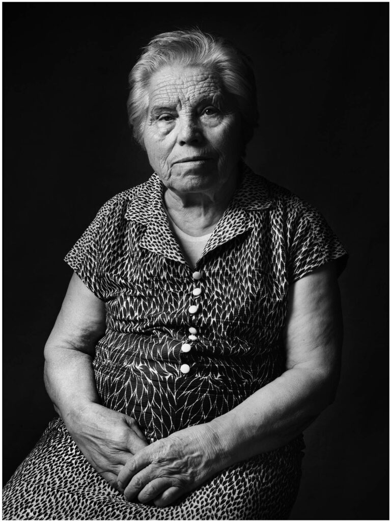 Matilde Escuder. fotografiada en Tilh, Francia en 1998. Serie Ellos y Nosotros